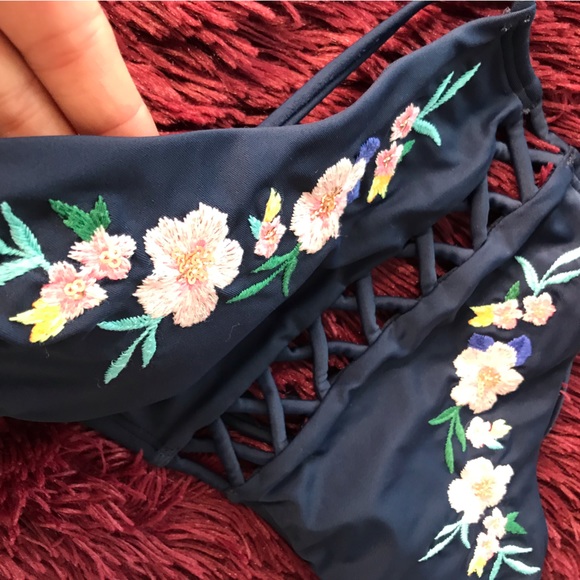 Hollister® Be the Sunshine Navy Blue Embroidered  Floral Strappy Swim Top S - Picture 10 of 11
